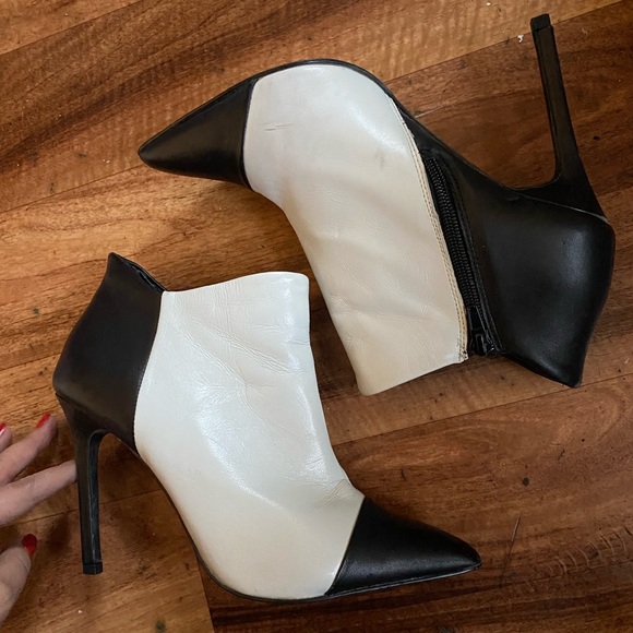 👡💓👀✨Gently Used- B&W Bootie Genuine Leather Bootie Size 7.5 - Picture 3 of 9